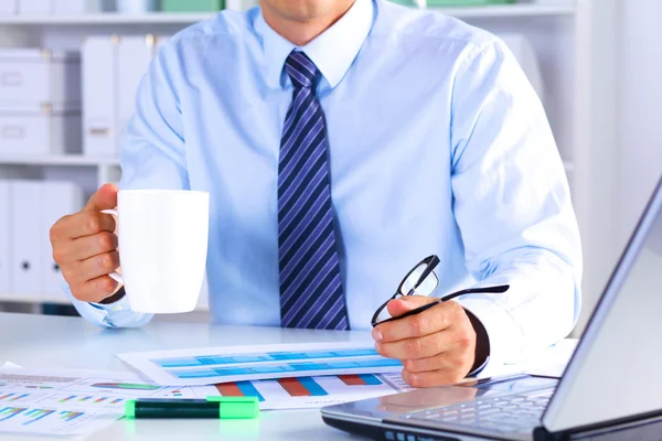 Podnikatel, pití čaje u stolu v kanceláři — Stock fotografie