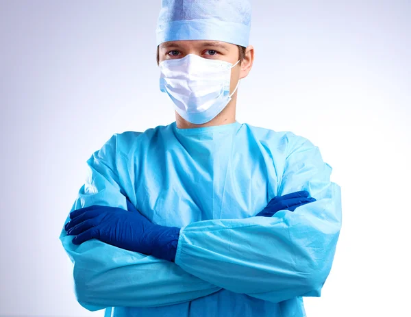 Jeune chirurgien debout les bras croisés — Photo