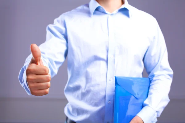 Zakenman met papieren steekt zijn hand voor een handdruk — Stockfoto