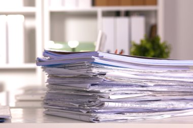 Ofis Masası ve belgeleri bir bohça