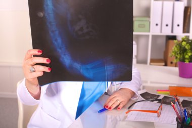 ofiste masasında doktor karısı