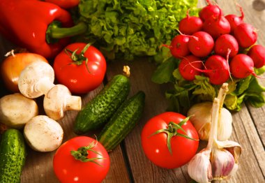 Temiz ahşap bir masa üzerinde taze sebze