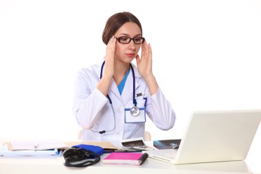 Doktor genç kız ofiste bir masada oturur