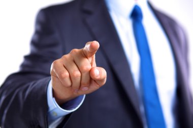 Genç işadamı parmağını bir nesnede puan.