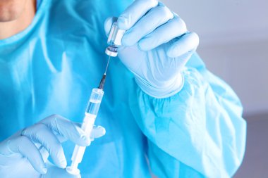 Doktor, elinde şırınga yakın çekim
