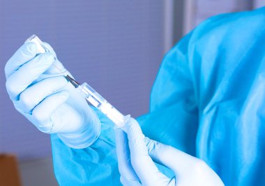 Doktor, elinde şırınga yakın çekim