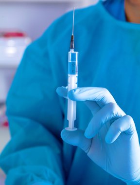 Doktor, elinde şırınga yakın çekim