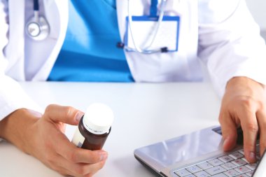 Doktor reçete ilaç bilgisayarda yazıyor.