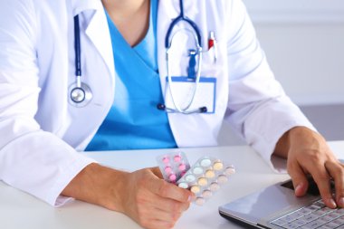 Doktor reçete ilaç bilgisayarda yazıyor.