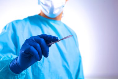 Genç cerrah neşter tutan. İşlem için hazır