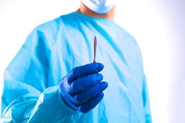 Genç cerrah neşter tutan. İşlem için hazır