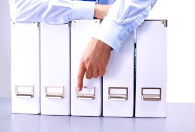 işadamı belgeleri ile bir klasör üzerinde duran