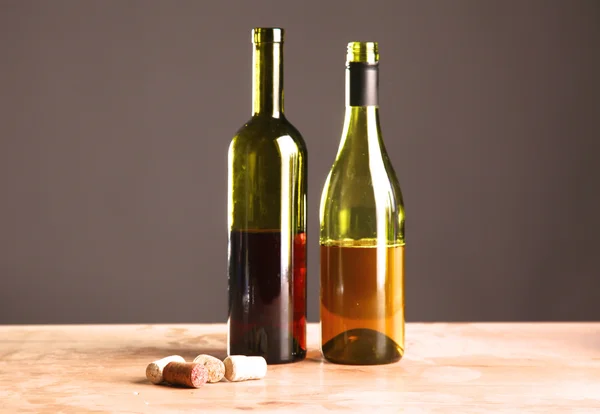 På bordet en flaska vin och ett glas — Stockfoto