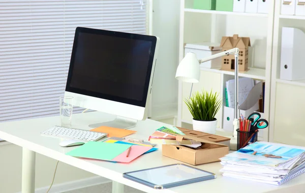 Designer íróasztal, számítógép és papírmunka — Stock Fotó