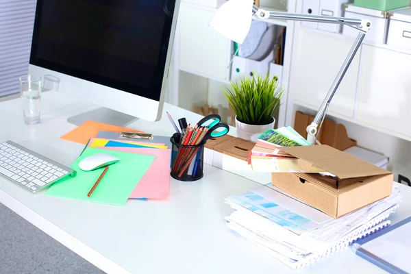 Escritorio de diseño con ordenador y papeleo — Foto de Stock