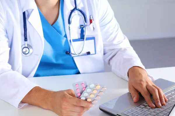 Der Arzt schreibt eine verschreibungspflichtige Pille auf den Computer — Stockfoto