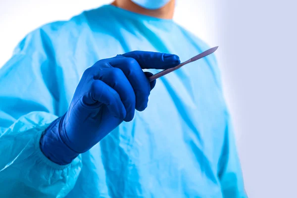 Jonge chirurg houden een scalpel. Klaar voor gebruik — Stockfoto