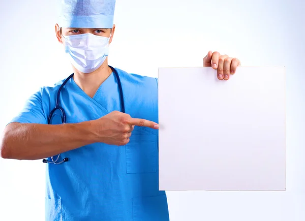Cirurgião na máscara segura um cartaz — Fotografia de Stock
