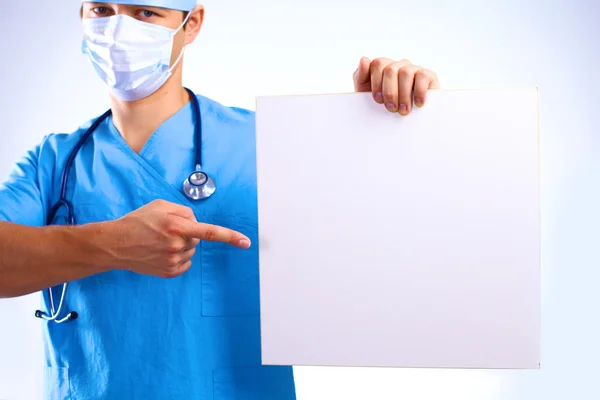 Chirurgien dans le masque tient une pancarte — Photo