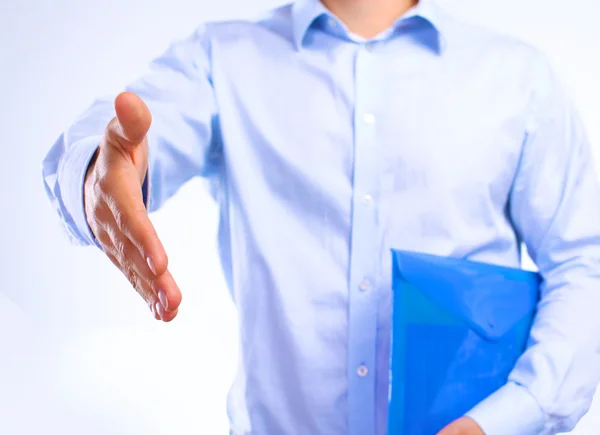 Zakenman met papieren steekt zijn hand voor een handdruk — Stockfoto