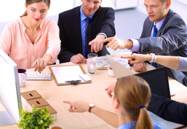 iş toplantısı - iş arkadaşları ile tartışmaya Müdürü