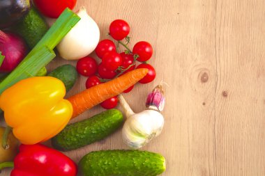 Ahşap bir masa üzerinde organik sebze yığını