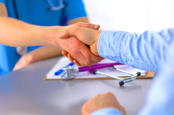 Close-up de paciente e médico tomar notas — Fotografia de Stock