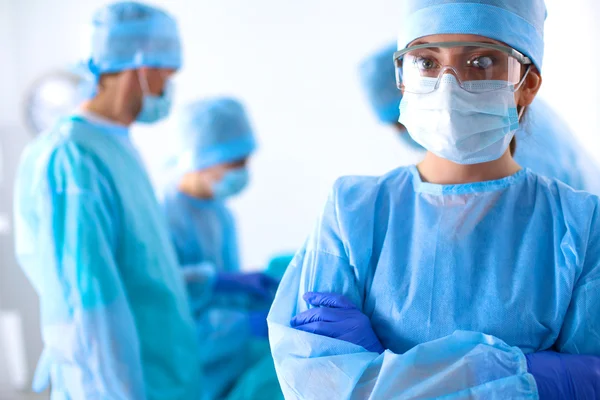 Takım cerrah üniformalı bir hastanın kalp cerrahisi kliniğinde işlemi gerçekleştirmek — Stok fotoğraf