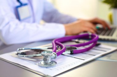 Kadın doktor ofisinde tablo