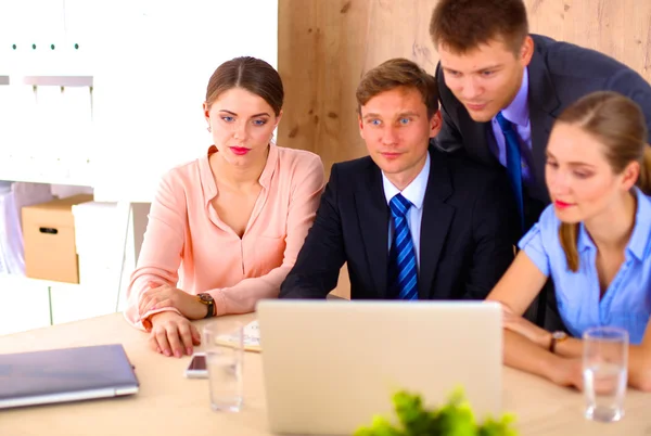 Geschäftstreffen - Manager bespricht Arbeit mit Kollegen — Stockfoto