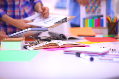 Close-Up üç genç yaratıcı tasarımcılar birlikte proje üzerinde çalışıyor. Takım çalışması