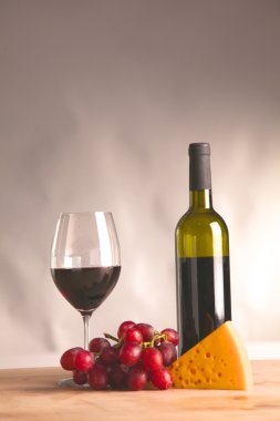 masaya bir şişe şarap ve bir bardak