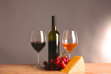 masaya bir şişe şarap ve bir bardak