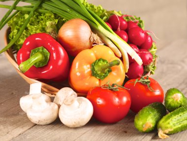 Temiz ahşap bir masa üzerinde taze sebze