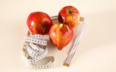 steteskop ile beyaz zemin üzerine kırmızı elmalar