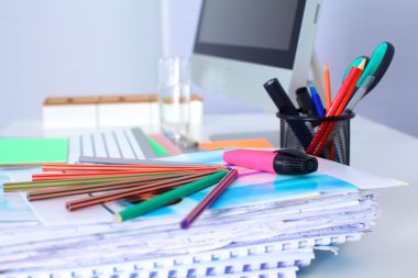 Bir bilgisayar ve evrak ile tasarımcı çalışma masası