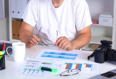 Bir bilgisayar ve evrak ile tasarımcı çalışma masası