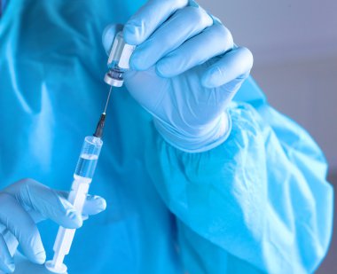 Doktor, elinde şırınga yakın çekim