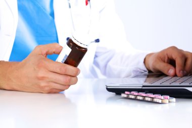 Doktor reçete ilaç bilgisayarda yazıyor.