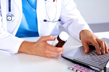 Doktor reçete ilaç bilgisayarda yazıyor.