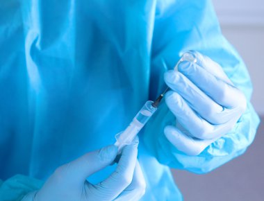 Doktor, elinde şırınga yakın çekim