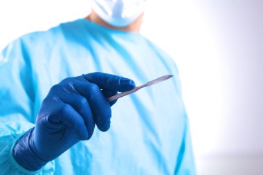 Genç cerrah neşter tutan. İşlem için hazır