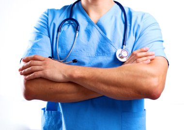 kollarını çapraz duran genç cerrah