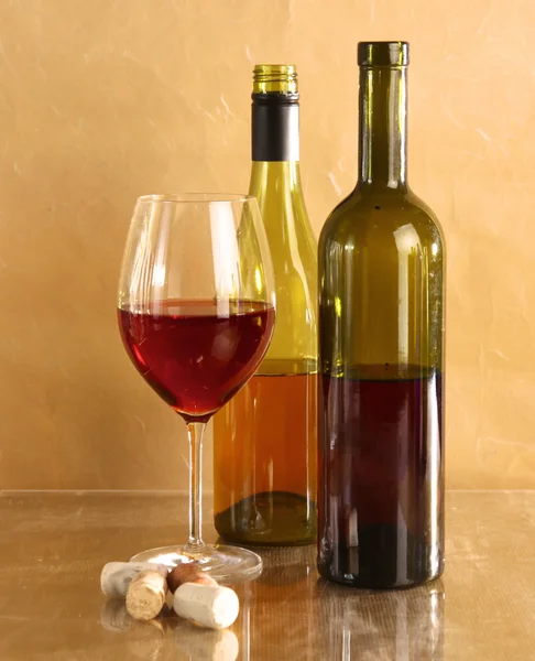 Sobre la mesa una botella de vino y una copa de — Foto de Stock