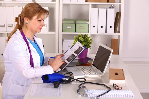 La esposa del médico en el escritorio de la oficina — Foto de Stock