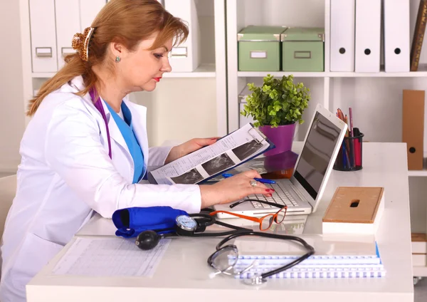 La esposa del médico en el escritorio de la oficina — Foto de Stock