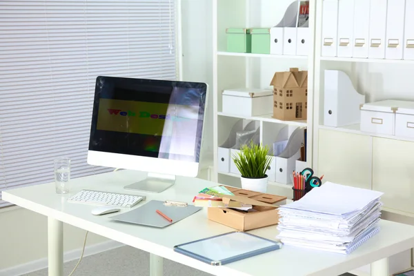 Mesa de trabalho de designer com um computador e papelada — Fotografia de Stock