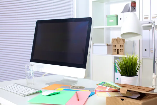 Mesa de trabalho de designer com um computador e papelada — Fotografia de Stock