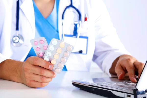 O médico escreve uma pílula de prescrição no computador — Fotografia de Stock