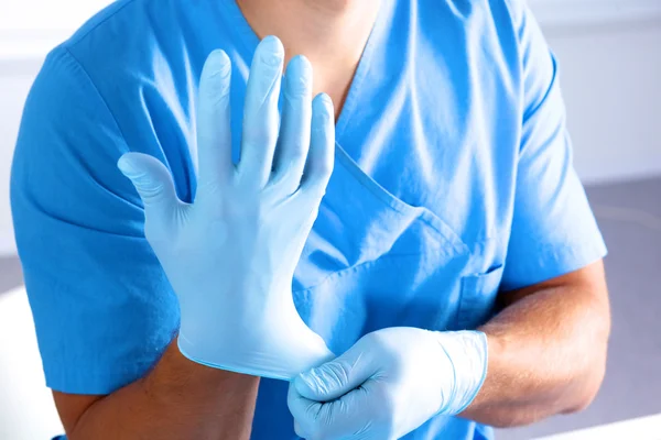 Chirurg zieht Handschuhe vor Nahaufnahme an — Stockfoto